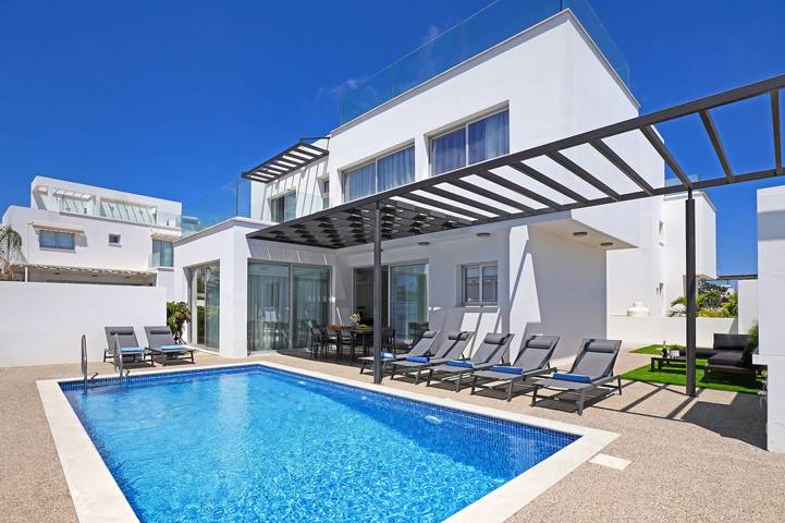 Villa for 7 people, with balcony and pool as well as yard in Ayia Napa