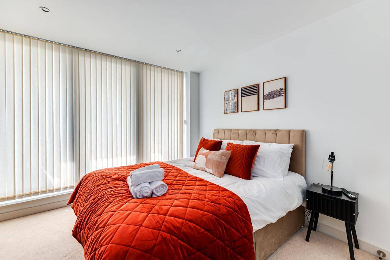 Entire apartment, Two-Bedroom Deluxe Apartment with Balcony in Bedford
