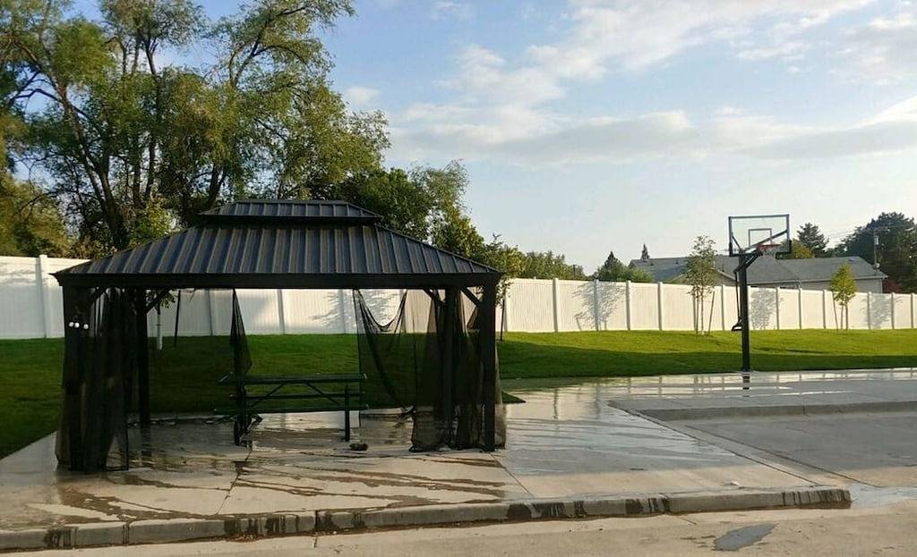 Secluded townhome midway between downtown & skiing; min from shops, & dining in Midvale (UT), Salt Lake County (UT)