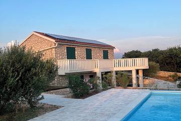 Villa für 4 Personen, mit Garten und Balkon, mit Haustier auf Pag