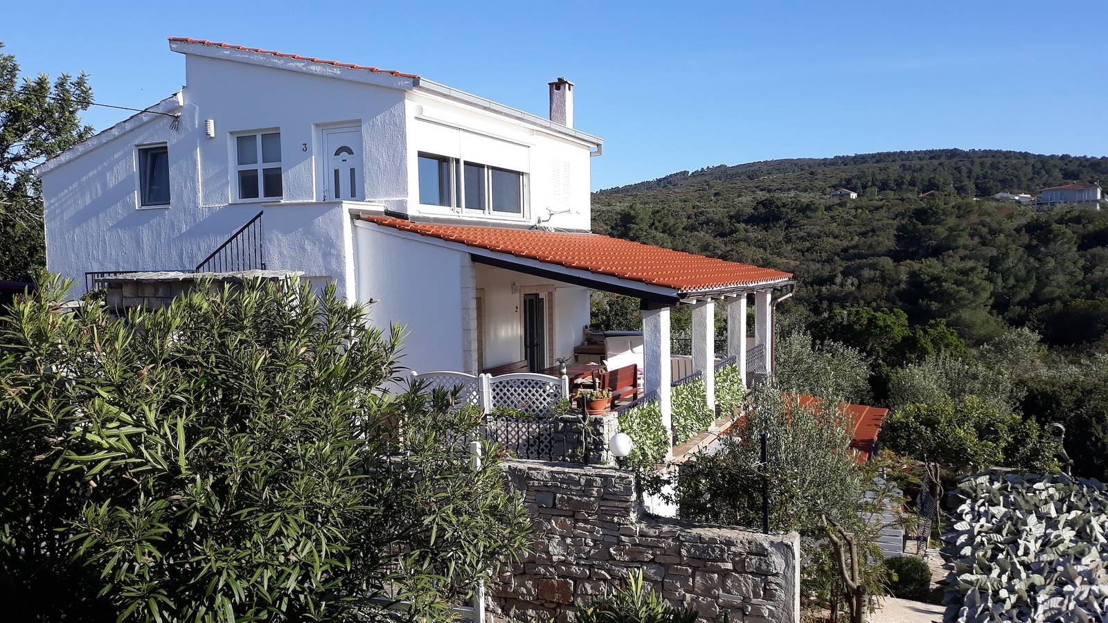 Ganze Wohnung, 2-Zimmer-Ferienwohnung mit Terrasse Necujam, Solta A-18993-a in Necujam, Solta