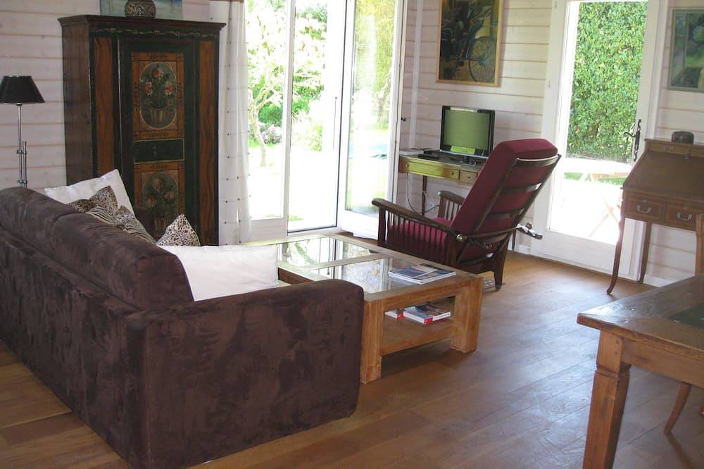 Independent house in property with views of Mont Blanc. in Collonge-Bellerive, Lake Geneva