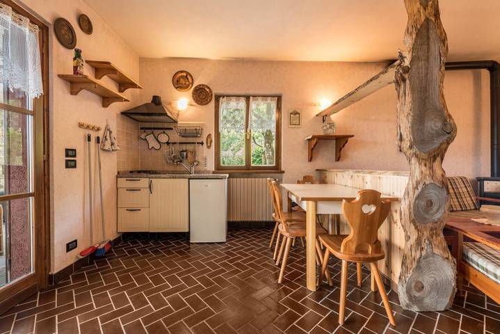 Casa Vacanze Valerio. Vista Montagna, Wi-Fi, Terrazza & Giardino in Gargnano, Prealpi Gardesane