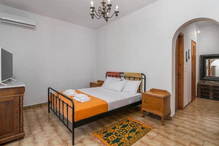 Gîte pour 2 personnes, avec vue ainsi que terrasse et jardin dans Adamas - 2