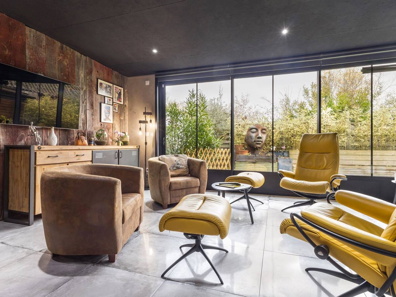 Industrial-style gîte near Grandlieu Lake, private parking in Saint-Mars-de-Coutais, Nantes region