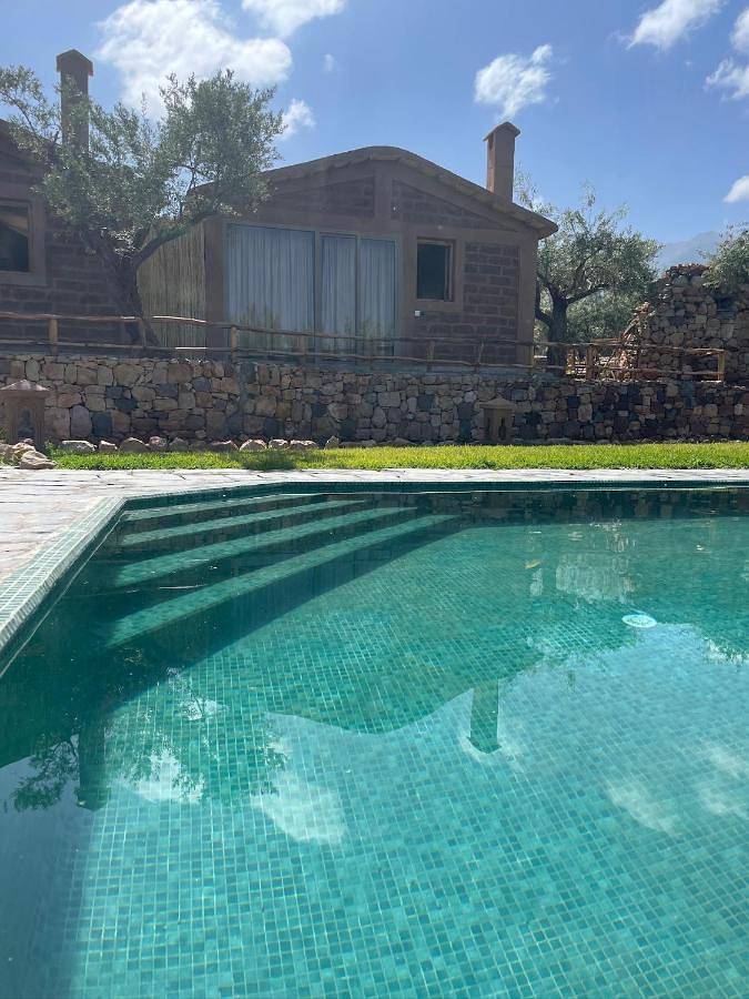 Hôtel pour 3 personnes, avec vue sur le lac et vue ainsi que piscine et jardin