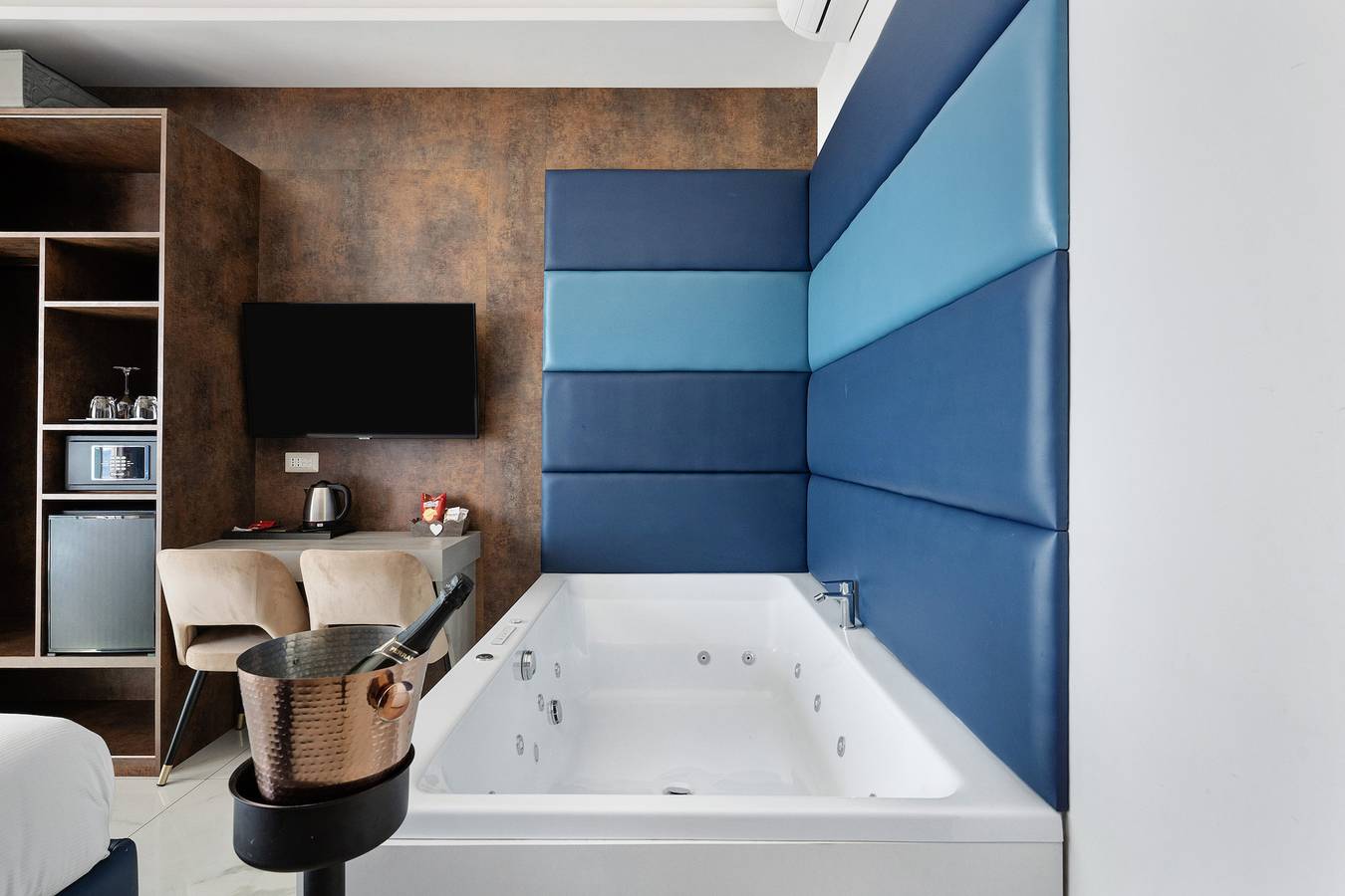 Zimmer 'Exclusive Con Whirlpool' mit Balkon, Wi-Fi und Klimaanlage in Neapel, Neapel Provinz