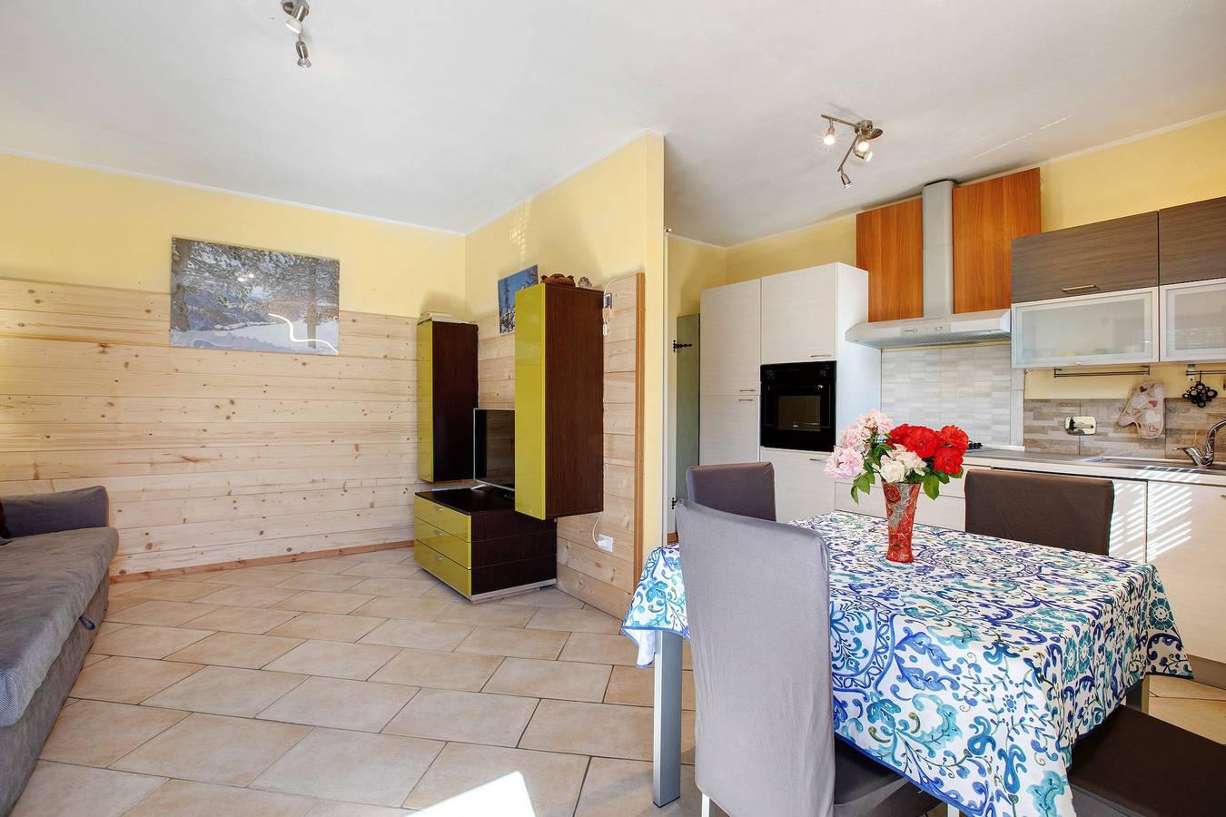 Appartement entier, Appartement 'Chateau Chatillon' avec vue sur les montagnes, terrasse privée et Wi-Fi in Châtillon (Village), Comune di Châtillon