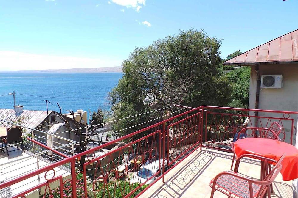 Cijeli apartman, Holiday apartment with sea view 50 metres from the beach in Karlobag, Velebit Nature Park