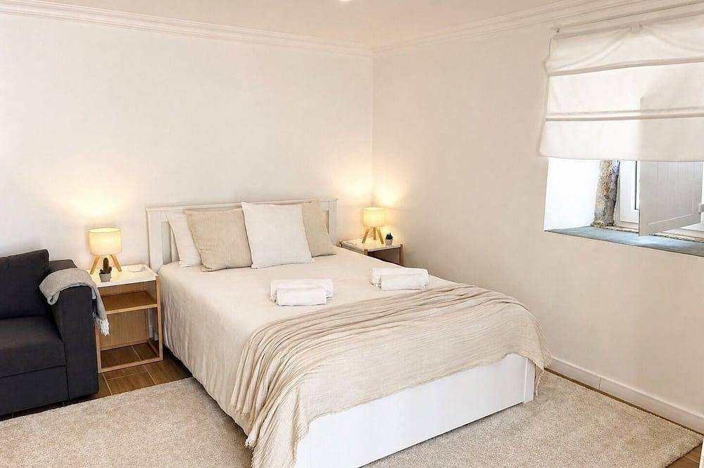 Modern Studio with Private Patio near Cascais and Sintra in Alcabideche, Costa de Lisboa