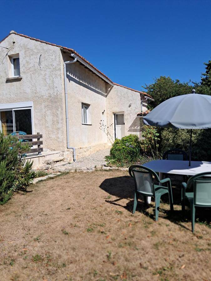 Gîte pour 3 personnes, avec Balcon et Terrasse ainsi que Jardin et Vue à Saint-Mandé-sur-Brédoire - 2