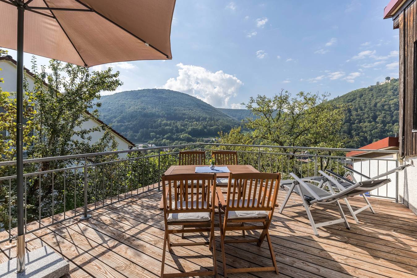 Apartamento entero, Apartamento vacacional "Am Samuelstein" con vistas a la montaña, terraza privada y Wi-Fi in Bad Urach, Albsteig Etapa 9