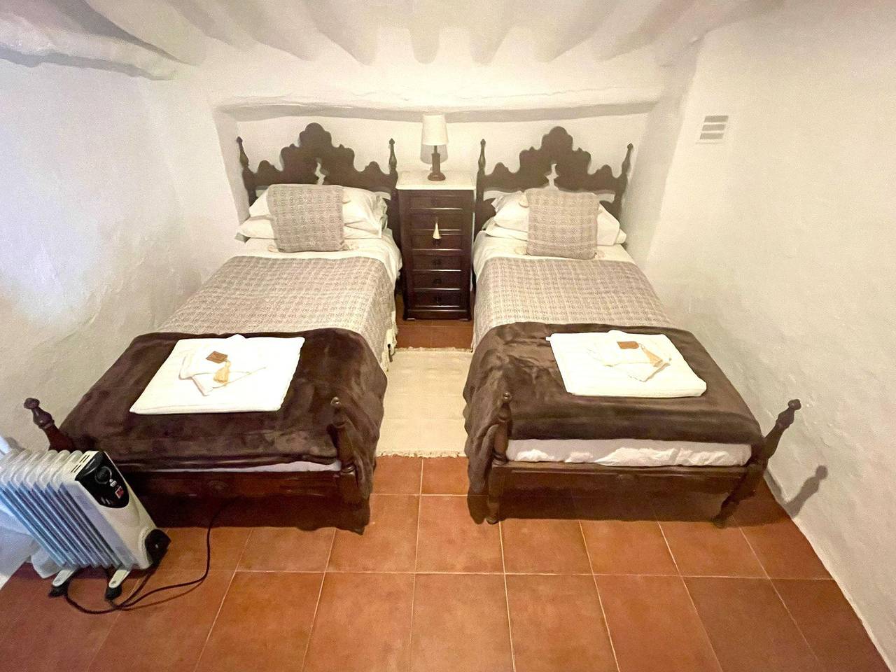 2-Bed Country House - Mountain Views - Sleeps 6 in Rute, Sierras Subbéticas