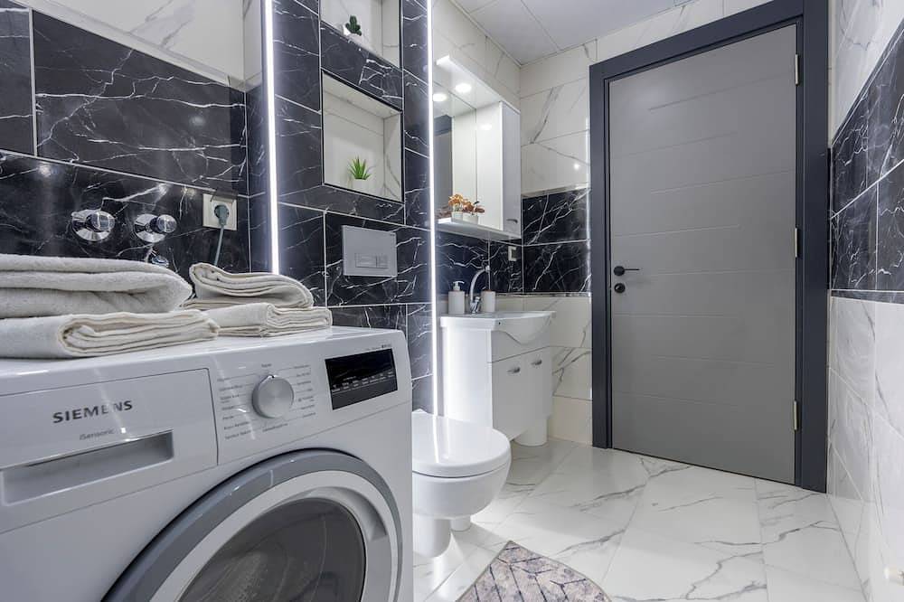 Entire apartment, Funky & Spacious: 2-Bedroom Colourful Escape Near Downtown! in Antalya, Antalya Province