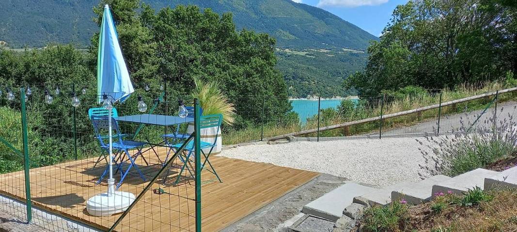 Location de vacances pour 2 personnes, avec jardin ainsi que vue et vue sur le lac dans Lac de Monteynard-Avignonet