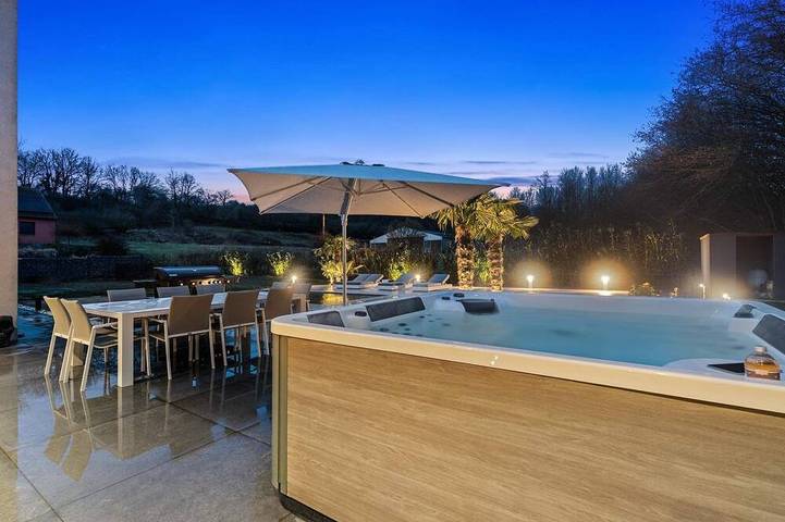 Villa für 6 Personen, mit Whirlpool und Pool sowie Garten und Terrasse - 1