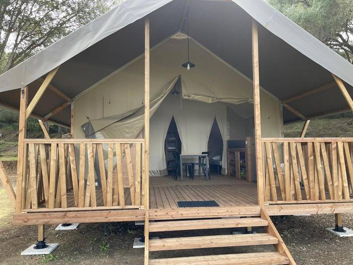 Tente pour 4 personnes, avec Terrasse ainsi que Jardin et Vue en Corse