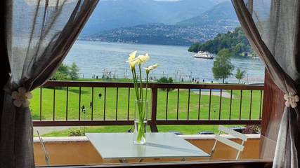 Ferienwohnung für 2 Personen, mit Balkon und Seeblick sowie Ausblick in Lago Maggiore (Lombardei)