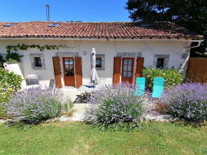 Chambre d’hôte pour 4 personnes, avec Terrasse et Jardin ainsi que Piscine et Vue