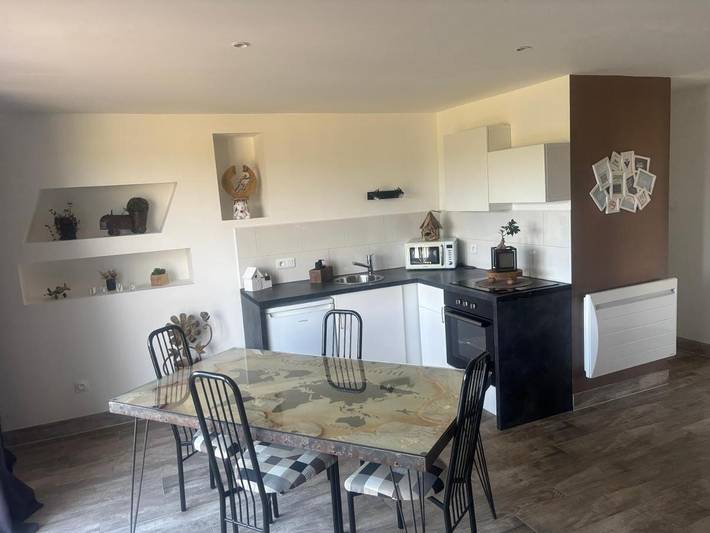 Location de vacances pour 2 personnes, avec vue ainsi que terrasse et jardin à La Chapelle-de-Brain - 3