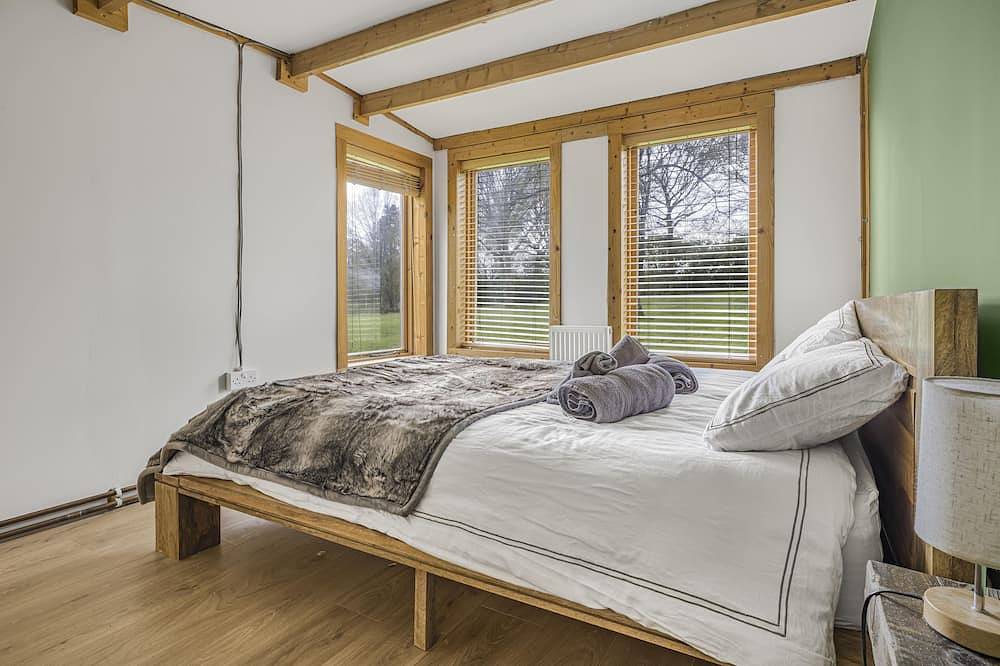 Cabin on 5 Acres with Stables, Firepit & Cinema in Sible Hedingham, Essex