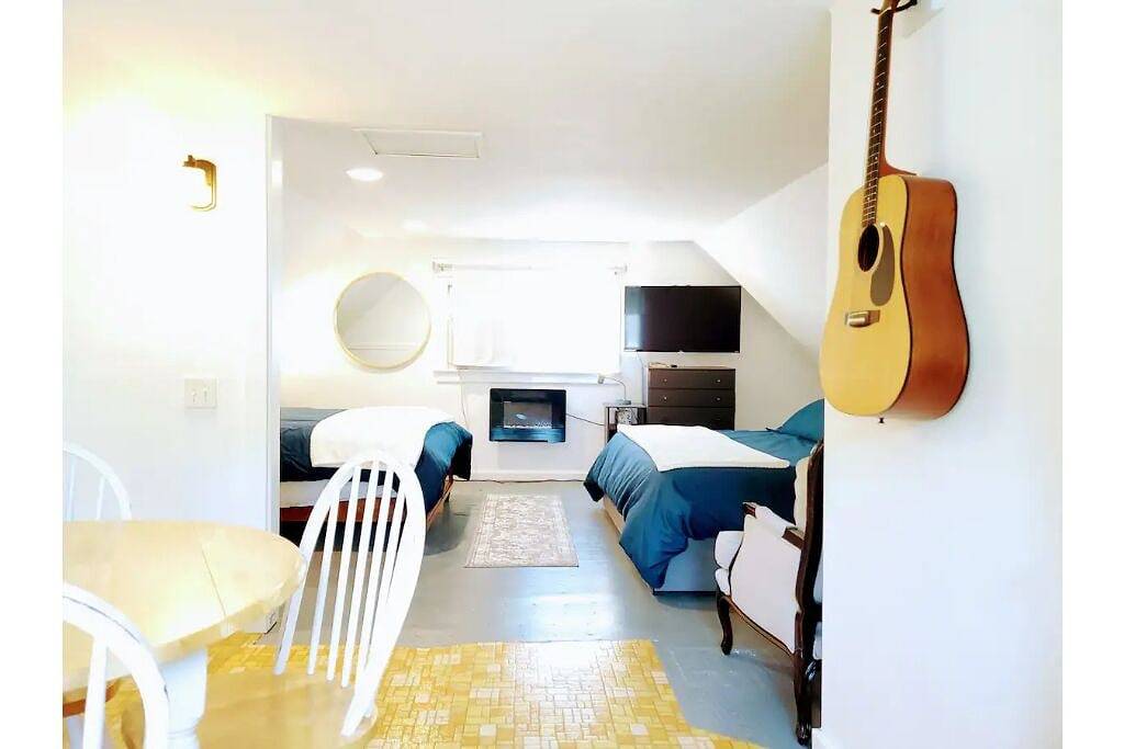 Cape Cod Loft + King Bed in Madison, Dane County