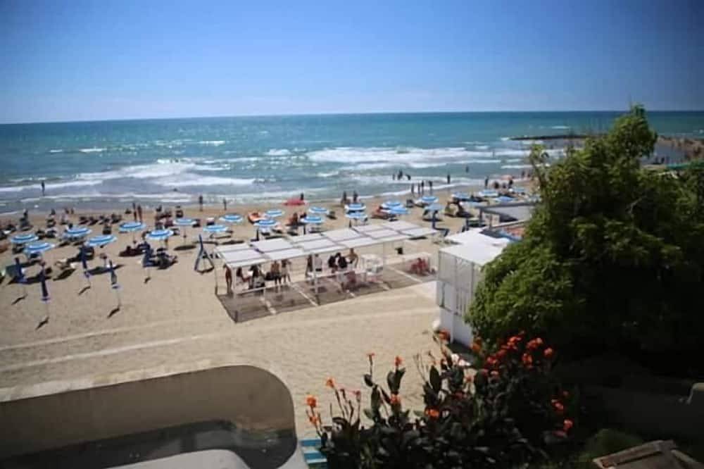 Appartement entier, Studio, front de mer, 2ème étage, accès privé à la plage (Narciso) in Anzio, Province de Rome