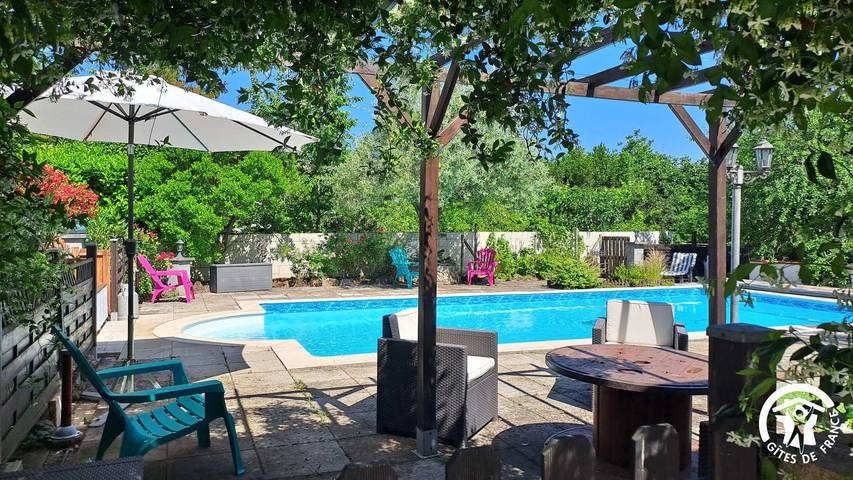 Gîte pour 4 personnes, avec Terrasse ainsi que Jardin et Piscine
