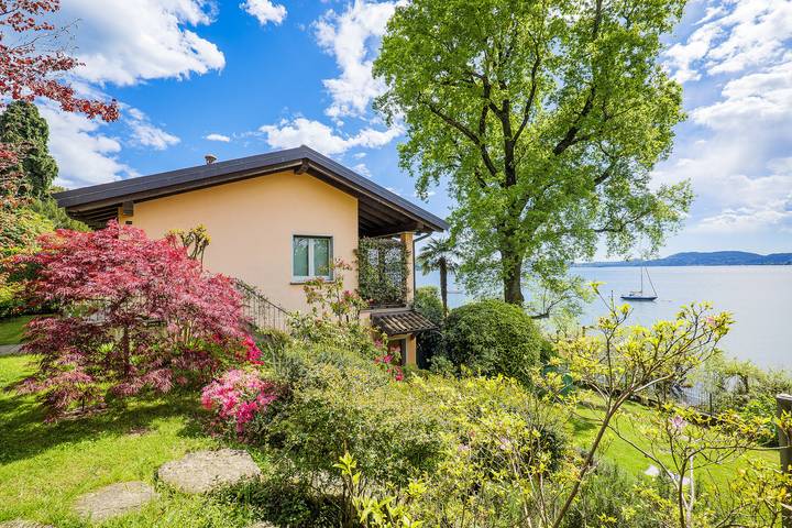 Villa for 8 people, with Balcony and Terrace as well as Garden and Lake view in Lago Maggiore