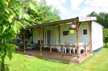 Gîte pour 4 personnes, avec vue ainsi que jardin et piscine, animaux acceptés à Saint-Jory-de-Chalais