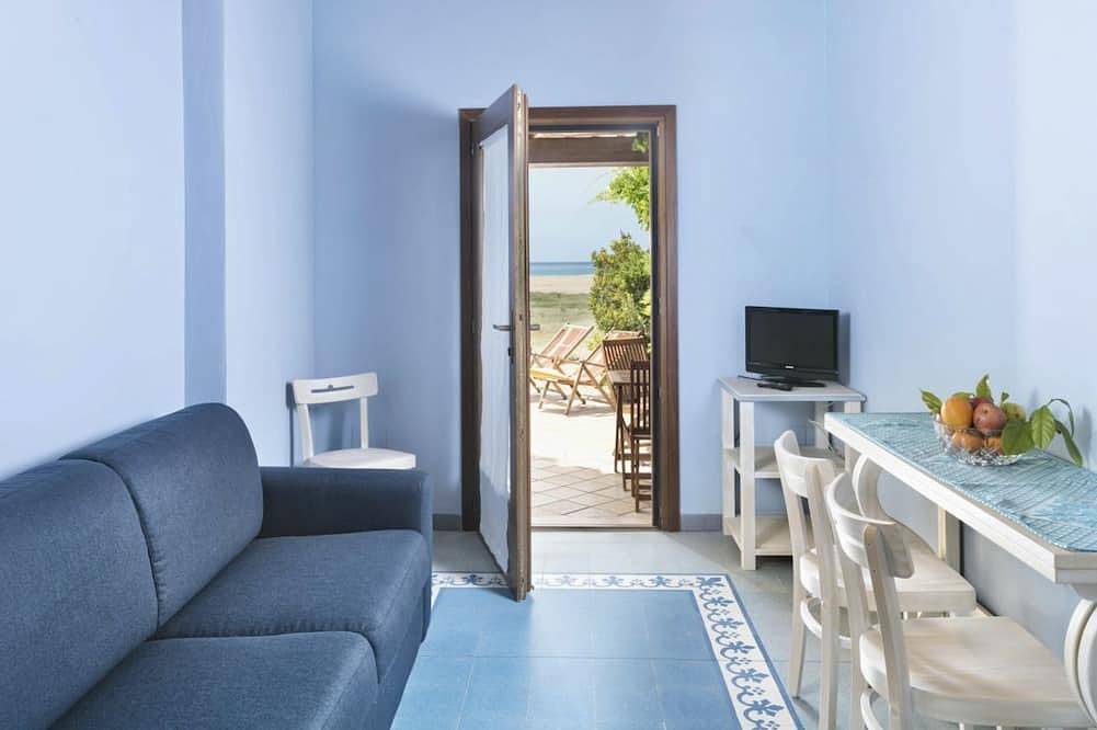 Ganze Wohnung, Nice apartment on the ground floor with sea view of about 45 m2 equipped with air conditioning and wi fi connection, composed of a living room with equipped kitchenette, fridge and flat-screen television.It can be on one level or with a mezzaninea double in Bosa Marina, Planargia