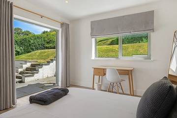 Holiday Rental for 10 People in Noss Mayo, Devon, Photo 2