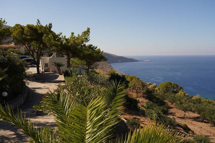 Appartement de vacances pour 3 personnes, avec vue sur l’océan et jardin ainsi que piscine et balcon