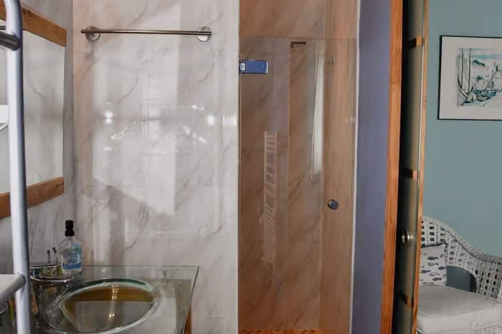 Guest Room “Chambre du bas” with Shared Pool, Terrace, and Wi-Fi in Mios, Arcachon region