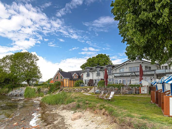 Ferienwohnung für 3 Personen, mit Balkon und Terrasse sowie Seeblick in Middelhagen