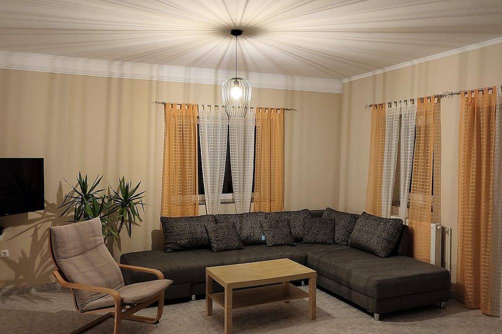 Lovely holiday home with private pool and premium hot tub in Velence, Gárdonyi járás
