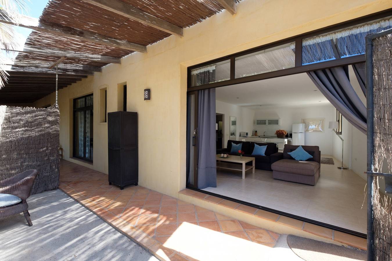 Apartamento entero, Acogedor apartamento "Flamboyán" con vistas al mar, piscina, Wi-Fi in Adeje, Tenerife Sur