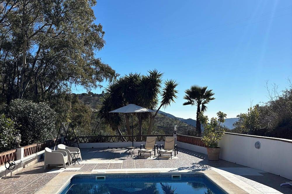 Luxury villa for 7 guests, pool and sea view with 3 acres of almond grove in Casabermeja, Provincia de Málaga