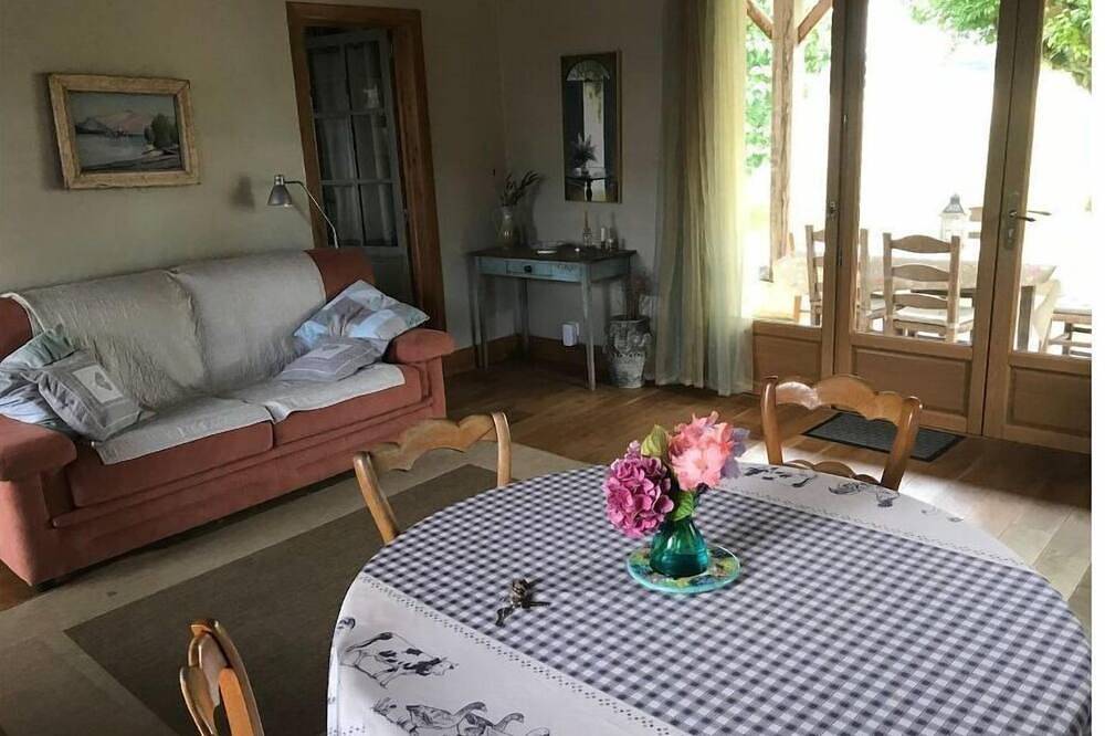 Gorgeous Cottage, countryside views & pool in Saint-Pierre-sur-Dropt, Région de Marmande