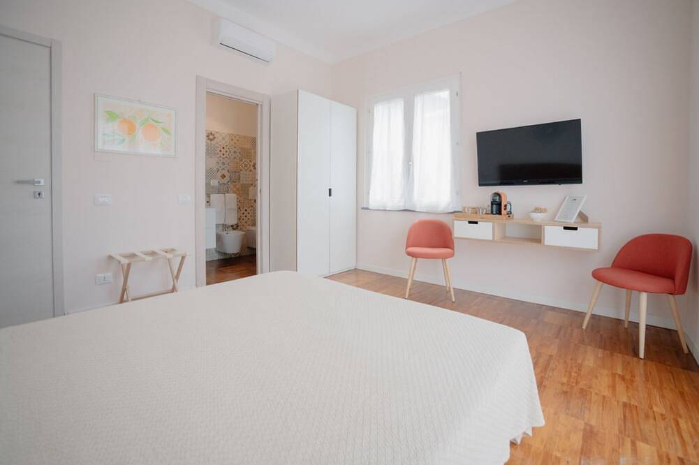 Fiordarancio est la maison d'hôtes que vous recherchiez, située dans une position fantastique juste au-dessus des plages de Fegina. La chambre vous offre un balcon avec vue mer, un lit double, une salle de bain privée et la climatisation.N'oubliez pas in Monterosso al Mare, Commune de Monterosso al Mare