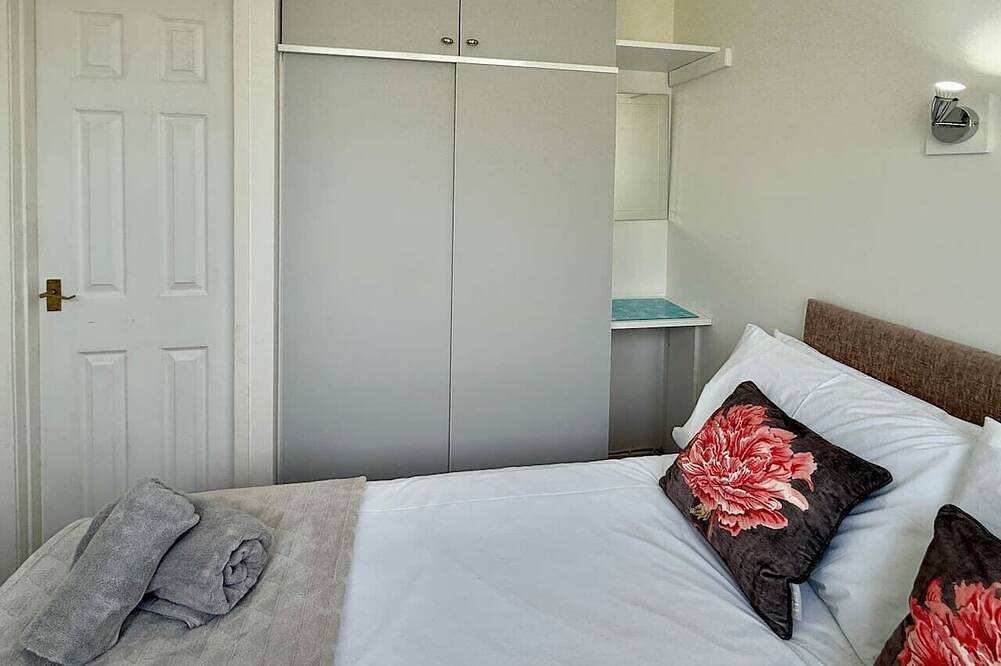 Bright Coastal Chalet Near Dartmouth | Sleeps 4 in Dartmouth, Devon