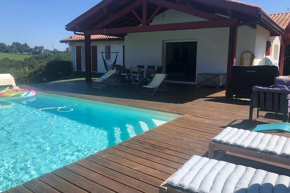 Villa con piscina climatizada a 15 minutos de Biarritz y Bayona in Larressore, Region de Bayona