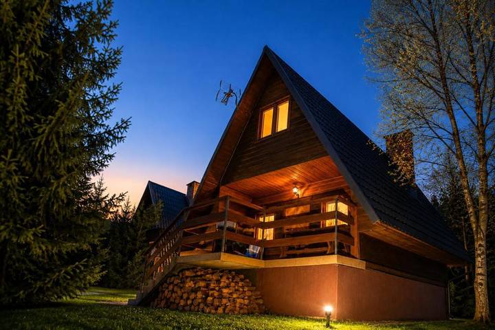 Domek letniskowy dla 8 osób, z Balkon i Jacuzzi oraz Taras i Ogród w Podkarpacie