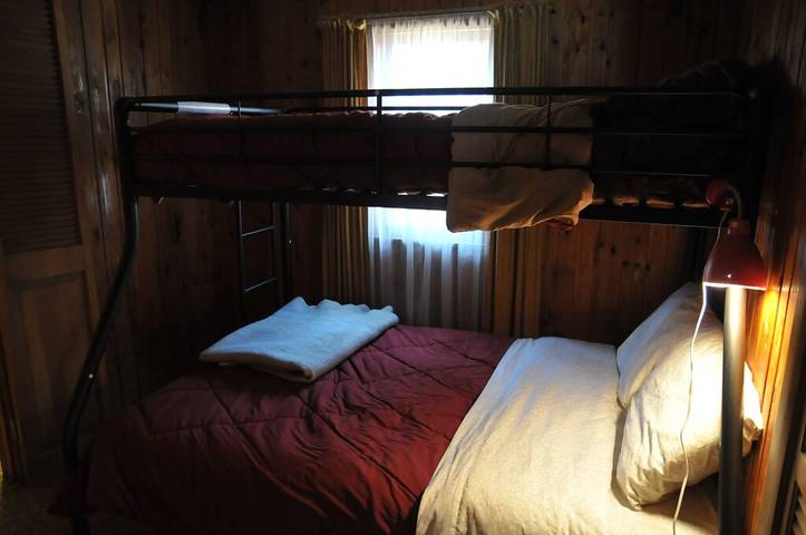 Log cabin for 6 people, with yard and terrace, with pets in Lake Huron