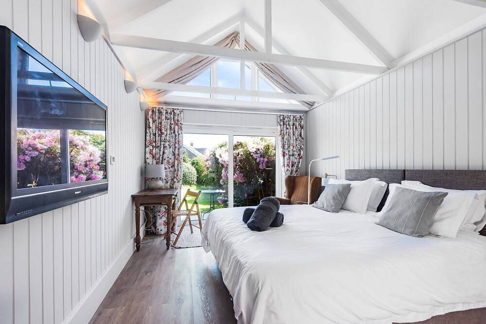Sleeps 10 | Beach House 200m from Sea | Walk to East Wittering in West Wittering, West Sussex