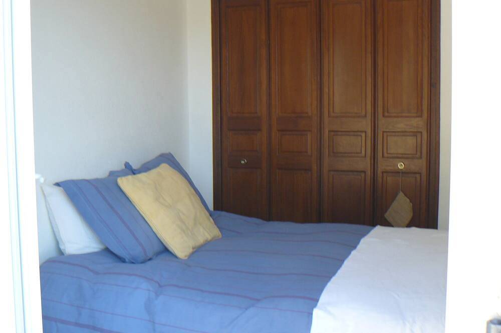 Villa on terraces with swimming pool and superb view of the village in Carcès, Región Brignoles