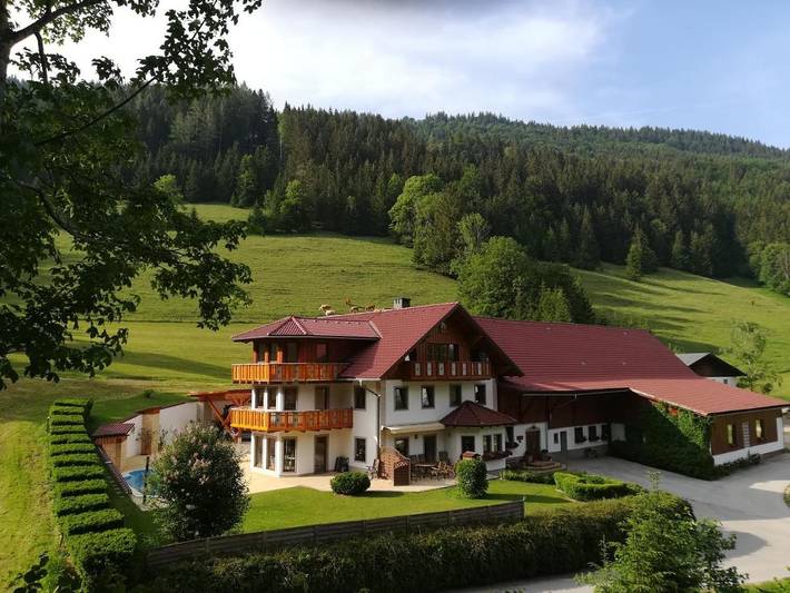 Ferienwohnung für 3 Personen, mit Balkon und Terrasse sowie Garten und Pool