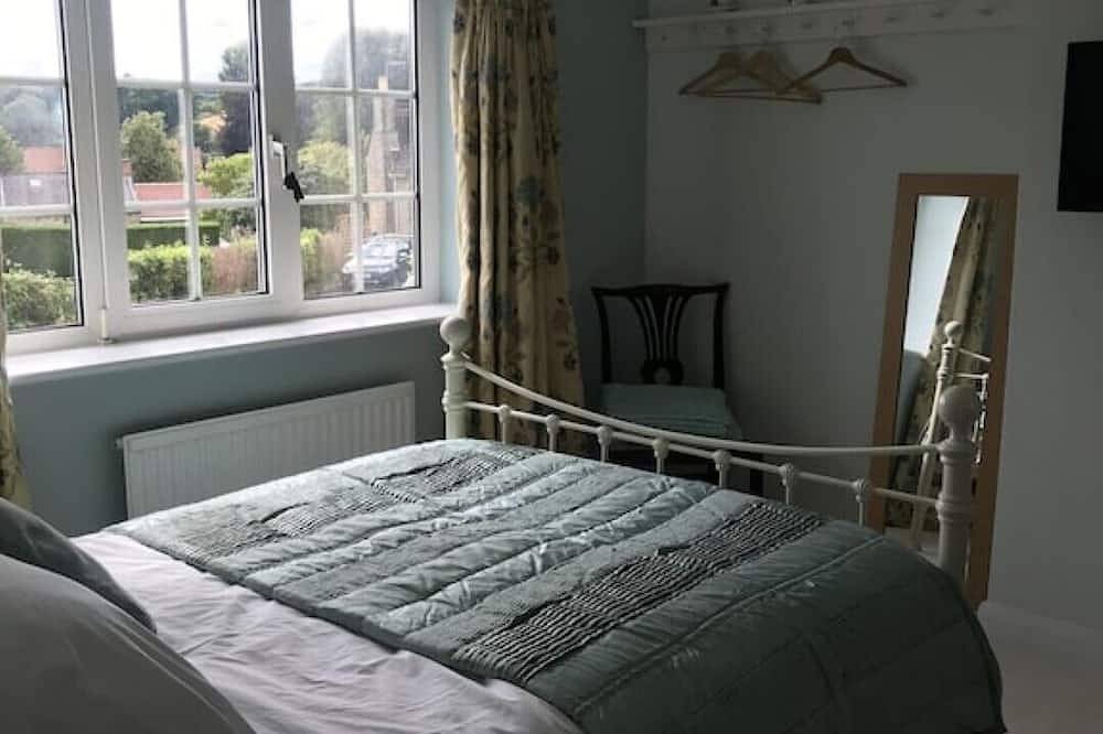 Central Modern open plan house 3 ensuite bedrooms, dog friendly. in Helmsley, North York Moors National Park