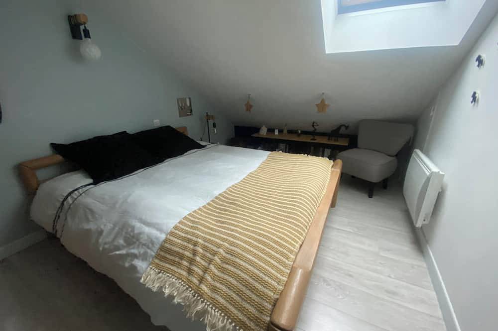 Maison charentaise des années 20 près d'un lac in Saint-Yrieix-sur-Charente, Charente