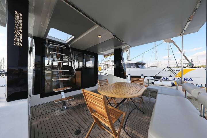 Boat for 6 people with hot tub in Vancouver, British Columbia